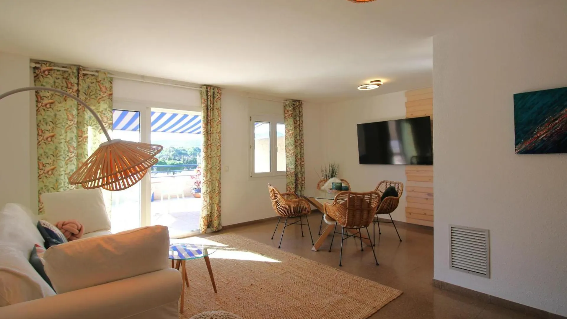 Apartment Maritim II 2 At.1 - Apartamento Moderno, Agradable Y Muy Bien Equipado Situado En 1ª Linea De Mar - Es-228-82 Llanca