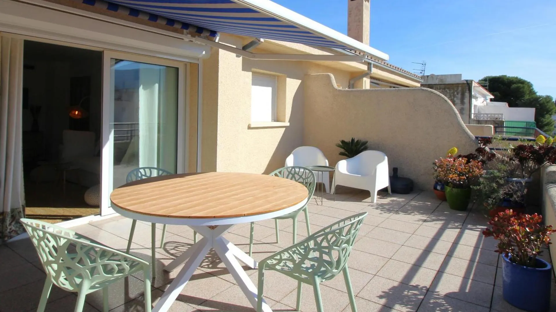 Maritim II 2 At.1 - Apartamento Moderno, Agradable Y Muy Bien Equipado Situado En 1ª Linea De Mar - Es-228-82 Llanca 0*,  Spain