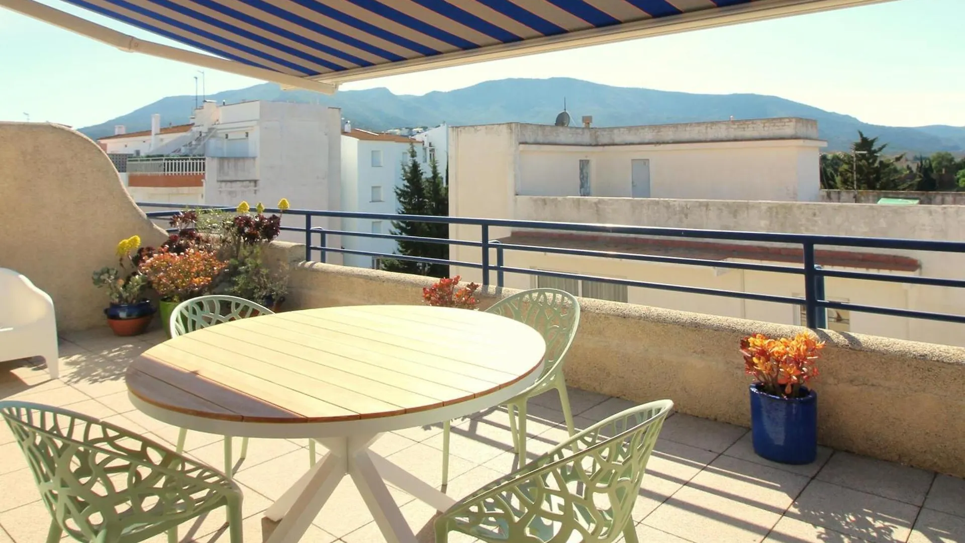 Apartment Maritim II 2 At.1 - Apartamento Moderno, Agradable Y Muy Bien Equipado Situado En 1ª Linea De Mar - Es-228-82 Llanca