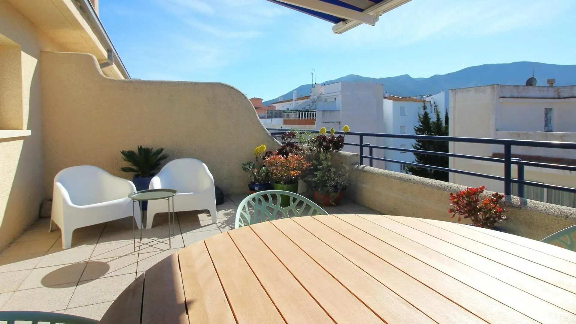 Maritim II 2 At.1 - Apartamento Moderno, Agradable Y Muy Bien Equipado Situado En 1ª Linea De Mar - Es-228-82 Llanca