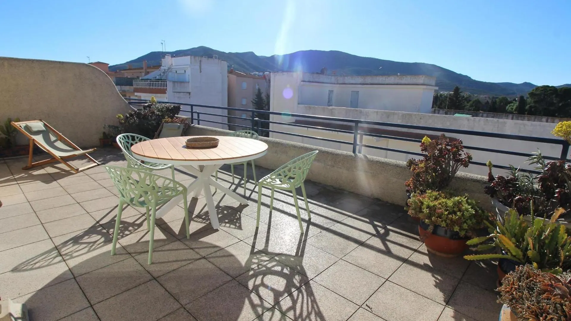 Maritim II 2 At.1 - Apartamento Moderno, Agradable Y Muy Bien Equipado Situado En 1ª Linea De Mar - Es-228-82 Llanca Apartment