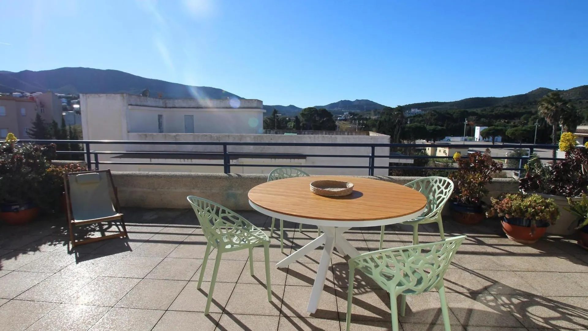 Maritim II 2 At.1 - Apartamento Moderno, Agradable Y Muy Bien Equipado Situado En 1ª Linea De Mar - Es-228-82 Llanca