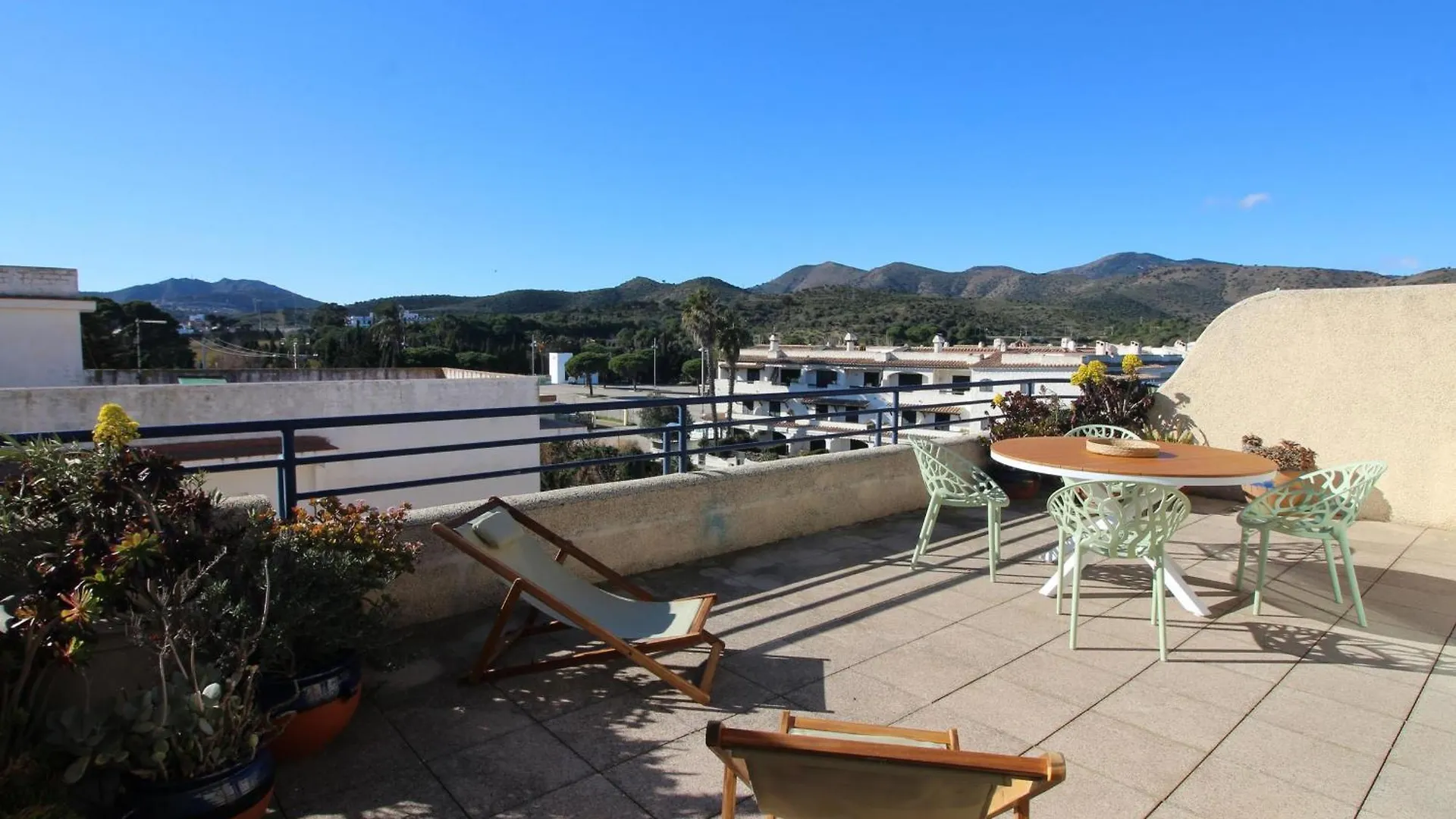 Maritim II 2 At.1 - Apartamento Moderno, Agradable Y Muy Bien Equipado Situado En 1ª Linea De Mar - Es-228-82 Llanca Apartment