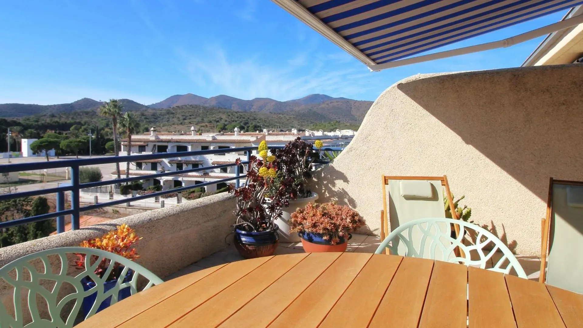 Maritim II 2 At.1 - Apartamento Moderno, Agradable Y Muy Bien Equipado Situado En 1ª Linea De Mar - Es-228-82 Llanca